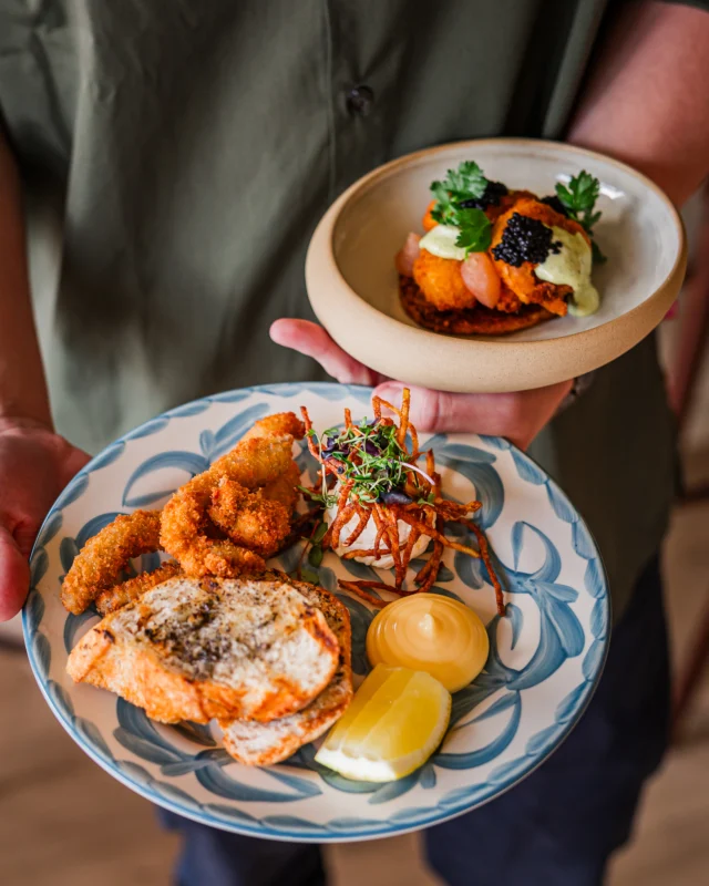 Har du testat vår take på Boquerones fritos?
Vi gör den med matjessill, rökt smetana och krispig potatis – en liten rätt med stora smaker. Salt, rökigt, krispigt… och farligt god. Perfekt att dela – eller behålla helt för dig själv. 😄

#ondas #smögen #boqueronesfritos #matjessill #smårätter #latinavibes #restaurangtips #västkusten #ondasrestaurant #middagmedvänner #deladglädje